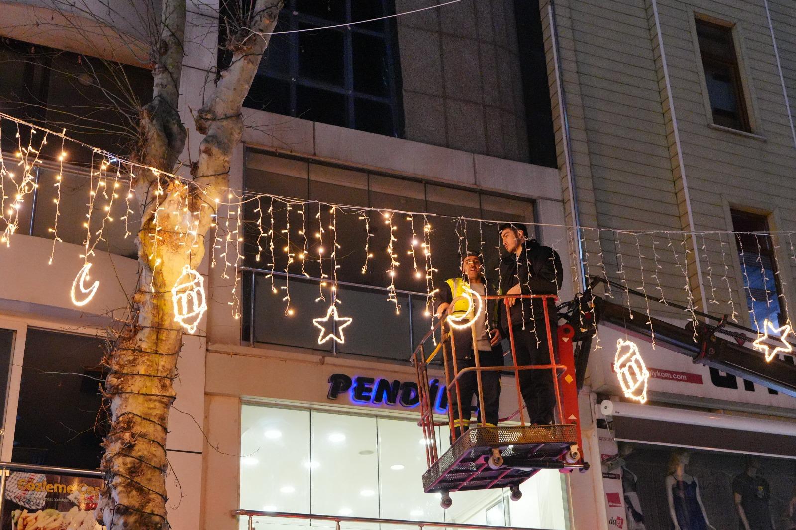 Pendik caddeleri Ramazan'da ışıl ışıl...
