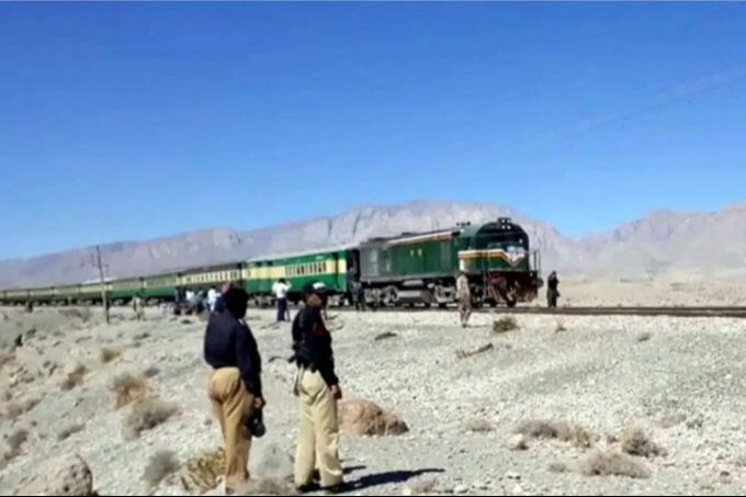 Pakistan'da hareketli dakikalar: Militanlar trene saldırıp, yüzlerce yolcuyu rehin alındı!
