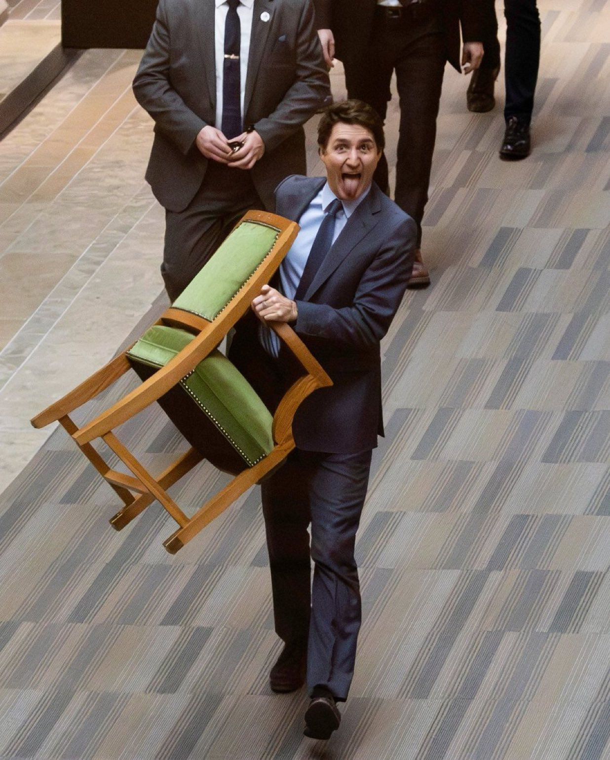 Kanada'da ilginç görüntüler: İstifa eden başbakan Justin Trudeau meclisten koltuğunu da alıp gidince, yorum yağdı: Son kez çaldı!