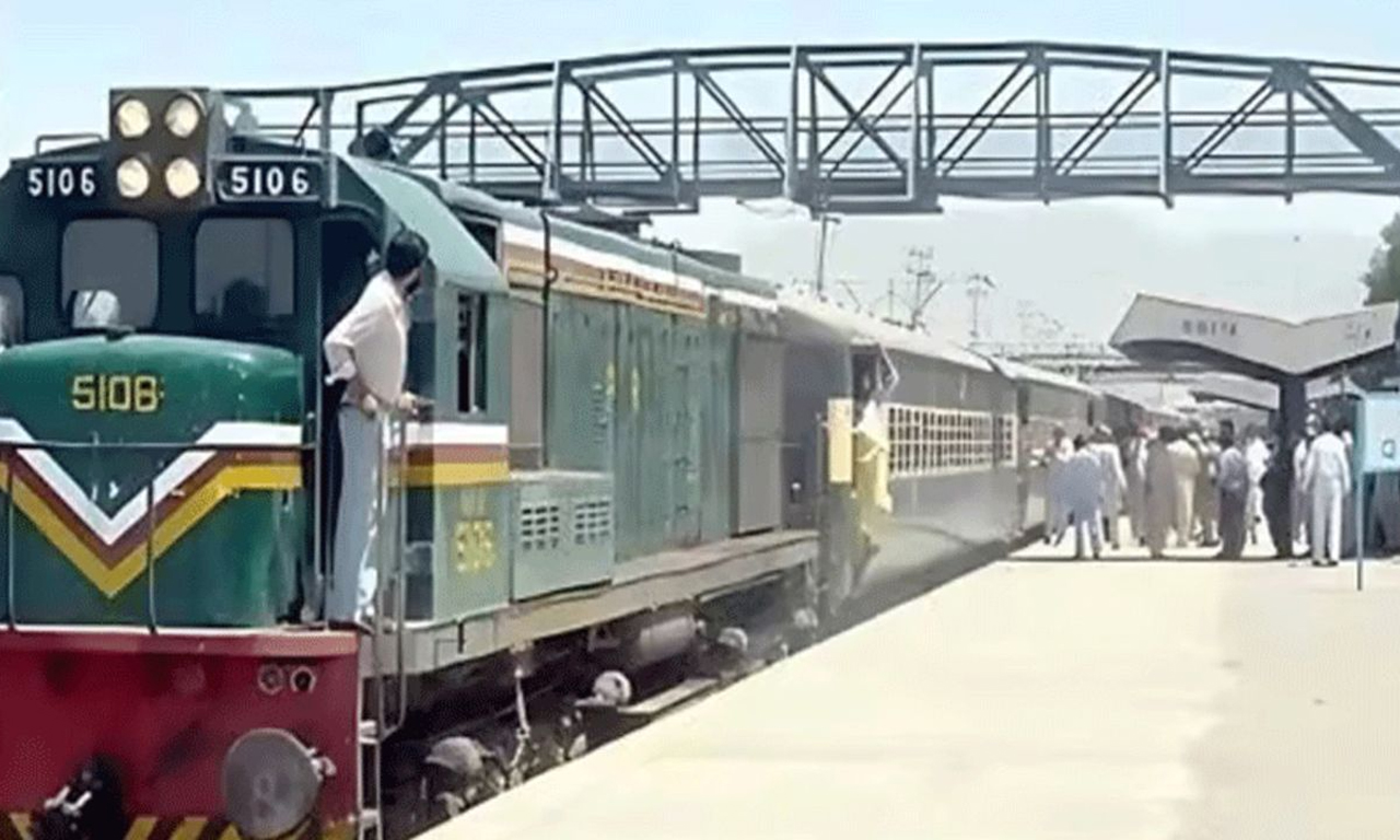 Pakistan'da hareketli dakikalar: Militanlar trene saldırıp, yüzlerce yolcuyu rehin alındı!