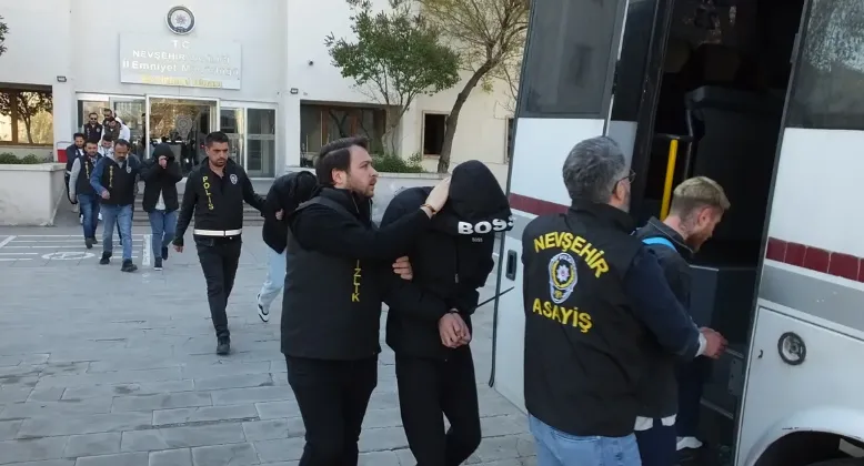 Vatandaşlara 'jigolo' tuzağı kuran çete, aldıkları paraları PKK'lılara aktardı!