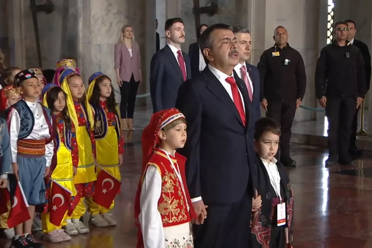 Anıtkabir'de 23 Nisan coşkusu: Bakan Tekin çocuklarla beraber Ata'yı ziyaret etti