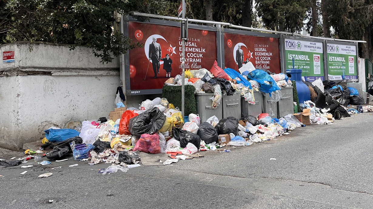 Beşiktaş Belediyesi'ndeki maaş krizi iş bıraktırdı, çöpler sokaklara taştı!