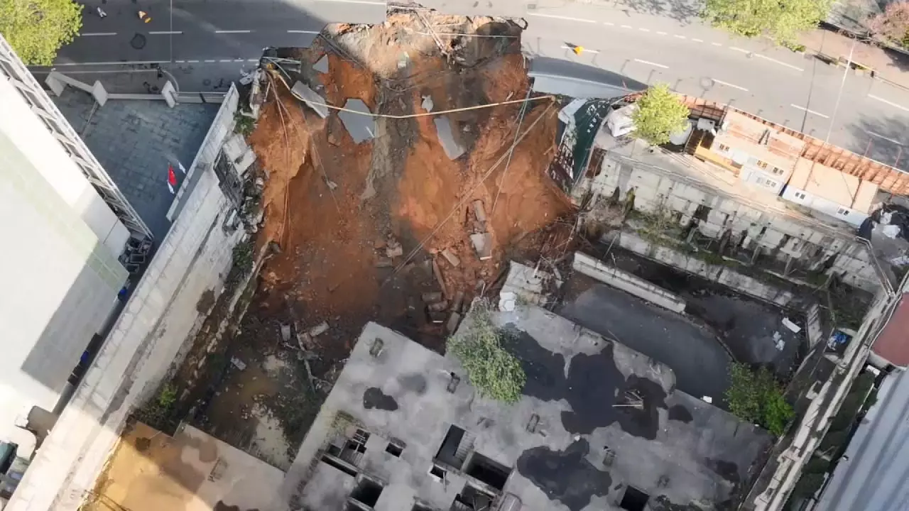 İstanbul'da sürpriz felaket: Sabahın ilk saatlerinde yol çöktü, cadde trafiğe kapatıldı!