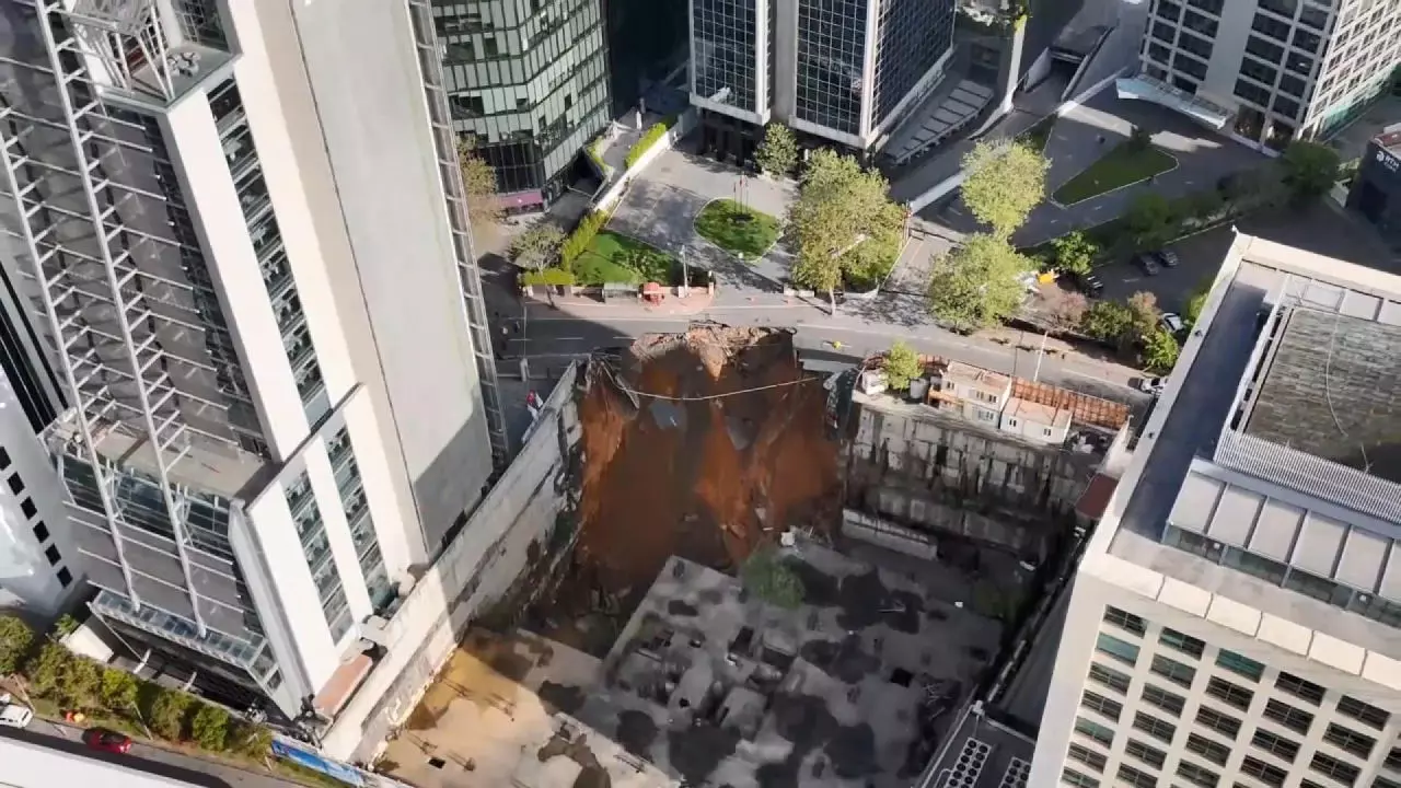İstanbul'da sürpriz felaket: Sabahın ilk saatlerinde yol çöktü, cadde trafiğe kapatıldı!