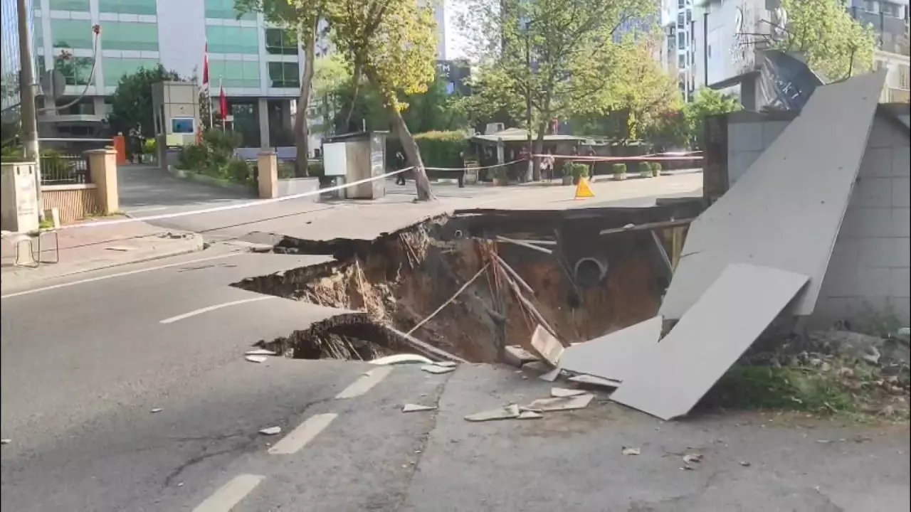 İstanbul'da sürpriz felaket: Sabahın ilk saatlerinde yol çöktü, cadde trafiğe kapatıldı!