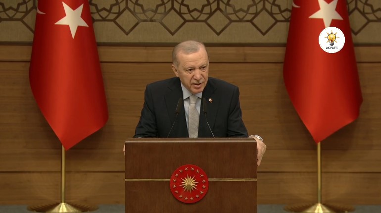 Cumhurbaşkanı Erdoğan 'sokak röportajlarına' dikkat çekti: Milleti provoke eden gazeteci olmaz!