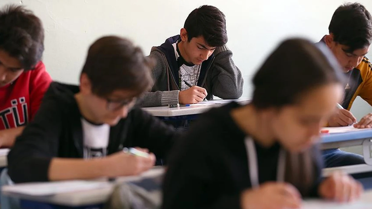 MEB'den yeni bir hamle: Zorunlu lise eğitiminde önemli değişim yaşanacak!