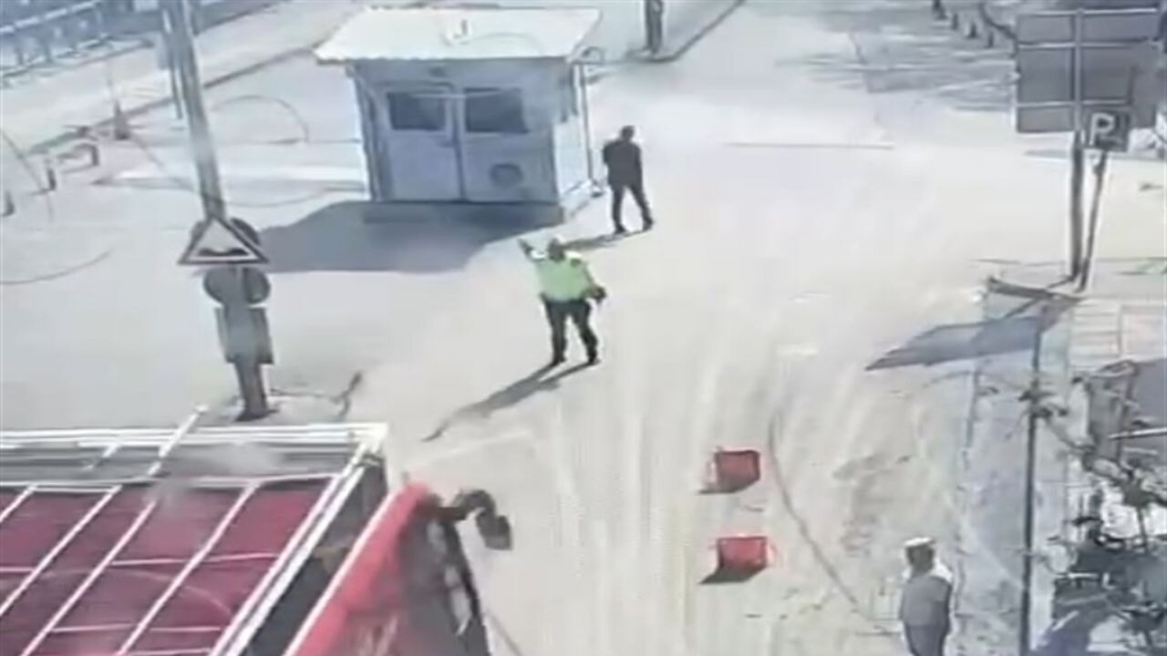 Son dakika! Polisin üzerine otobüsü sürmüştü: CHP aracının şoförü hakkında bakın ne ceza istendi!