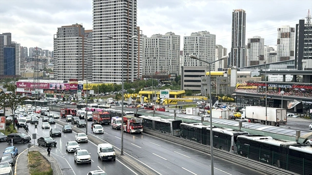 Beylikdüzü'nde hareketli dakikalar: Durakta bekleyen metrobüse başka bir metrobüs çarptı!