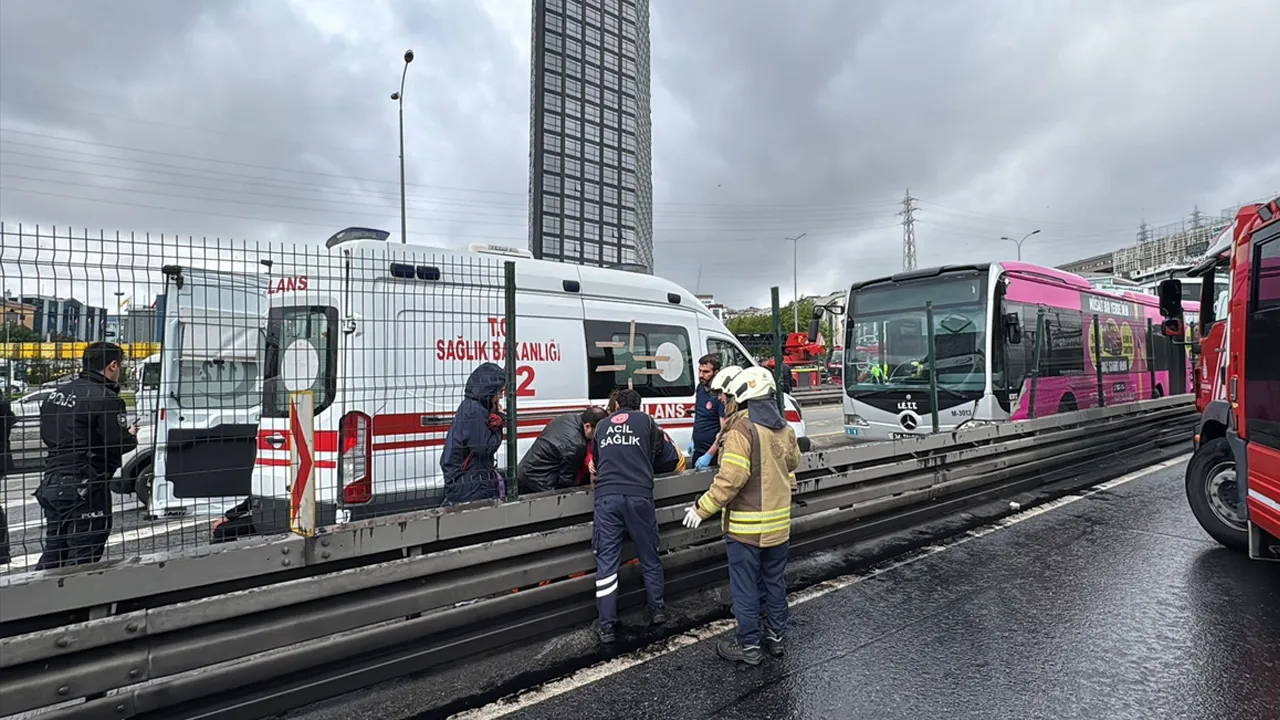 Beylikdüzü'nde hareketli dakikalar: Durakta bekleyen metrobüse başka bir metrobüs çarptı!