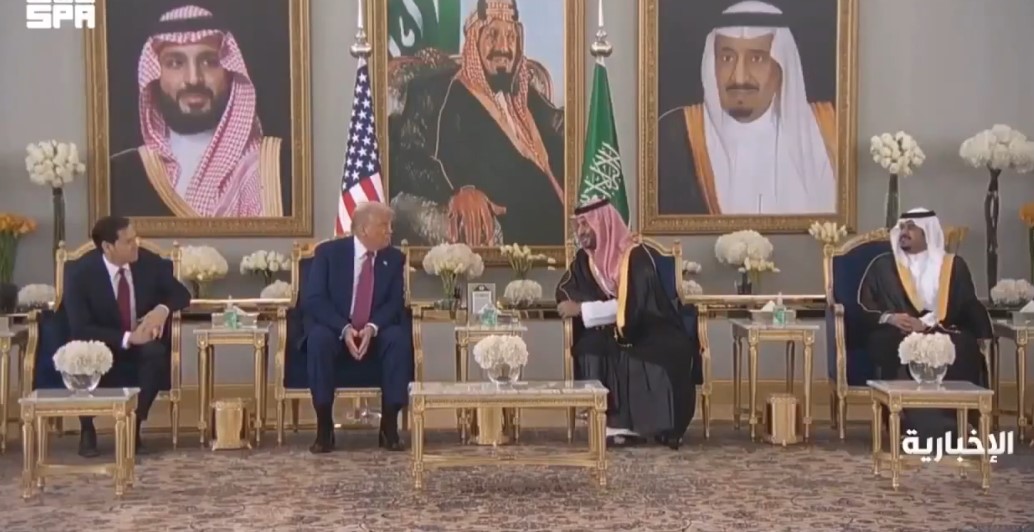 Trump'ın Orta Doğu adetleri Donald Trump'ı aştı: İkram karşısında acemiliğini gizleyemedi!