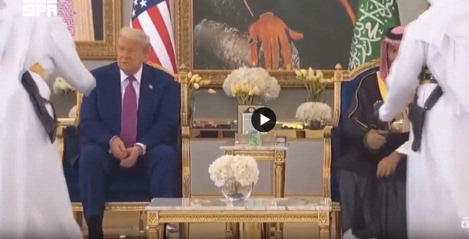 Trump'ın Orta Doğu adetleri Donald Trump'ı aştı: İkram karşısında acemiliğini gizleyemedi!