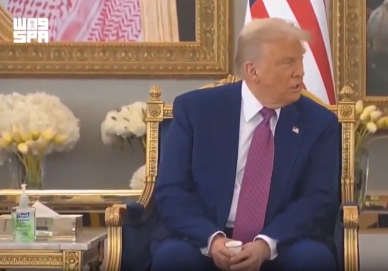 Trump'ın Orta Doğu adetleri Donald Trump'ı aştı: İkram karşısında acemiliğini gizleyemedi!