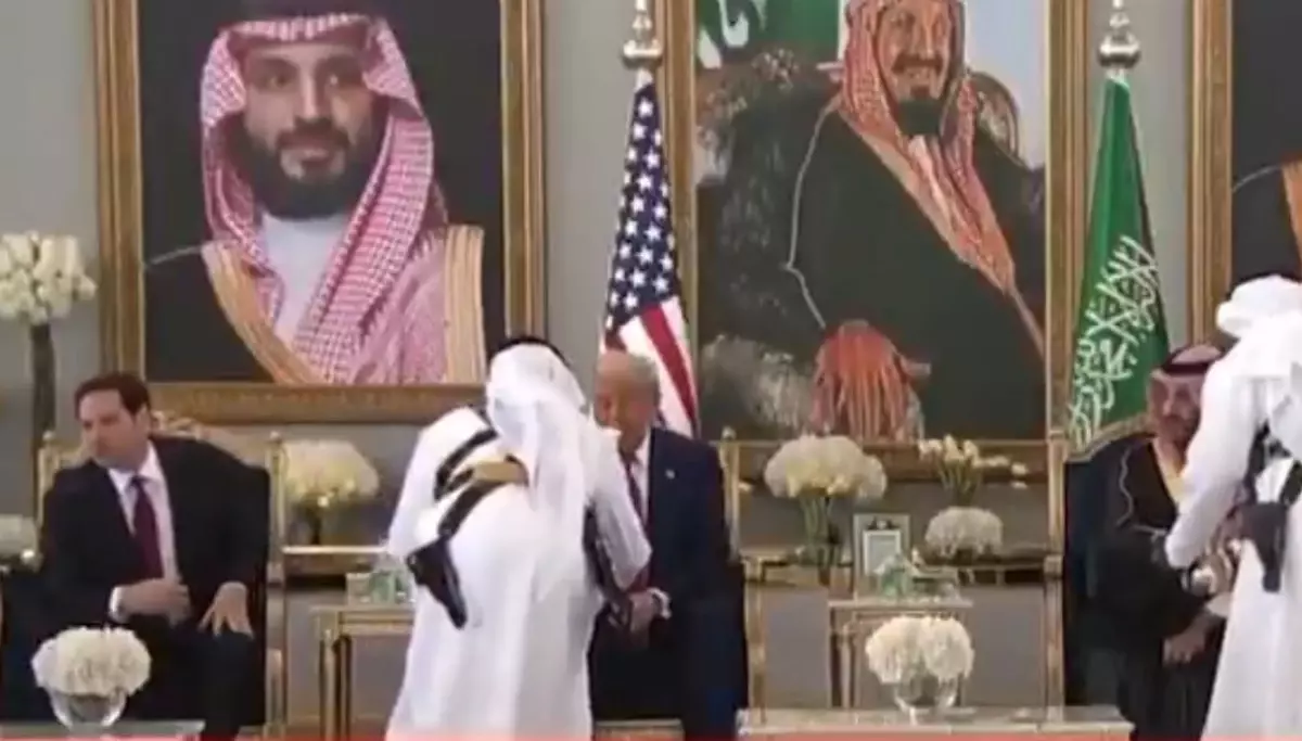 Trump'ın Orta Doğu adetleri Donald Trump'ı aştı: İkram karşısında acemiliğini gizleyemedi!