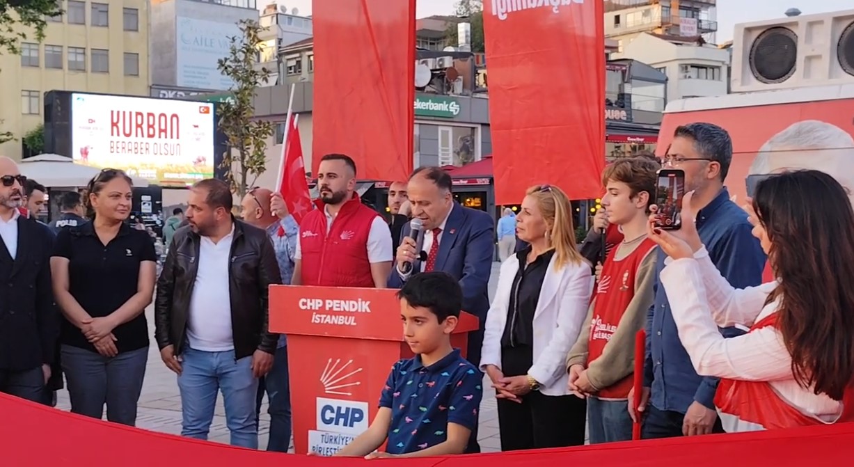 Pendik'de CHP'li gençlerden 19 Mayıs yürüyüşü 