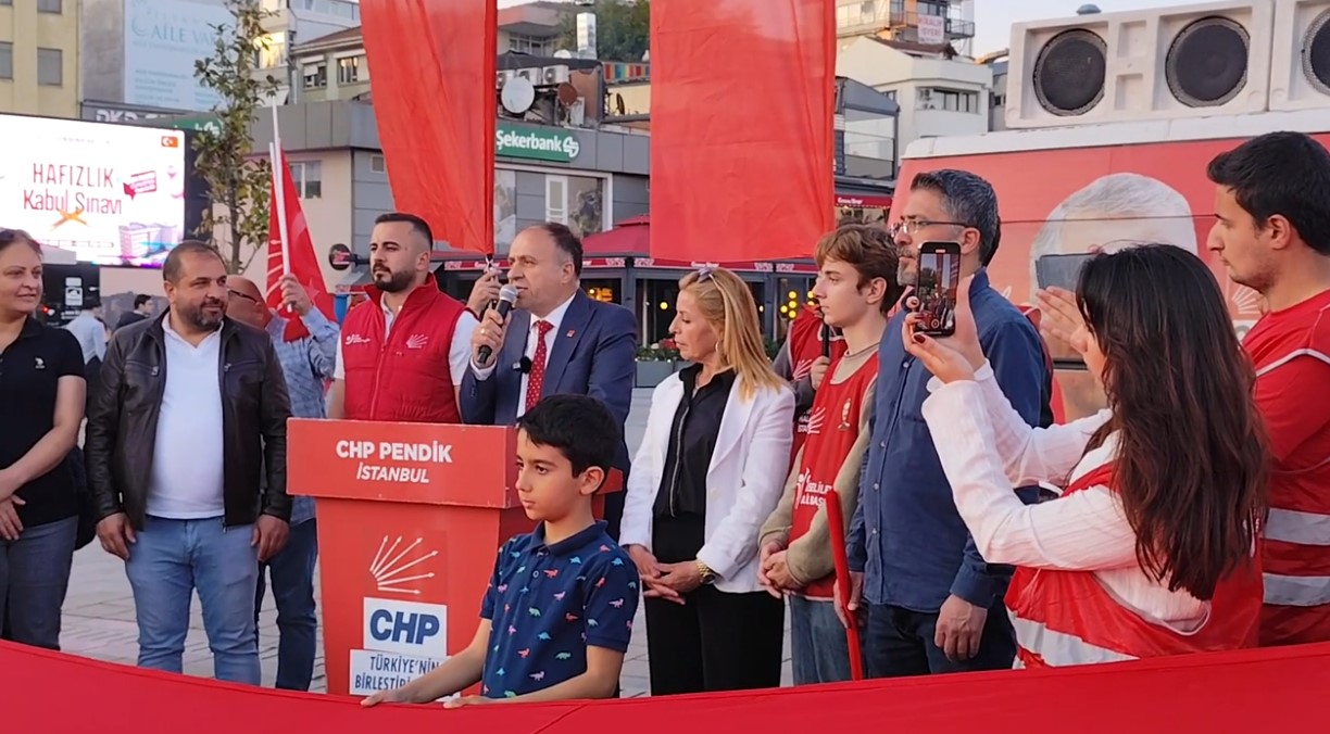 Pendik'de CHP'li gençlerden 19 Mayıs yürüyüşü 