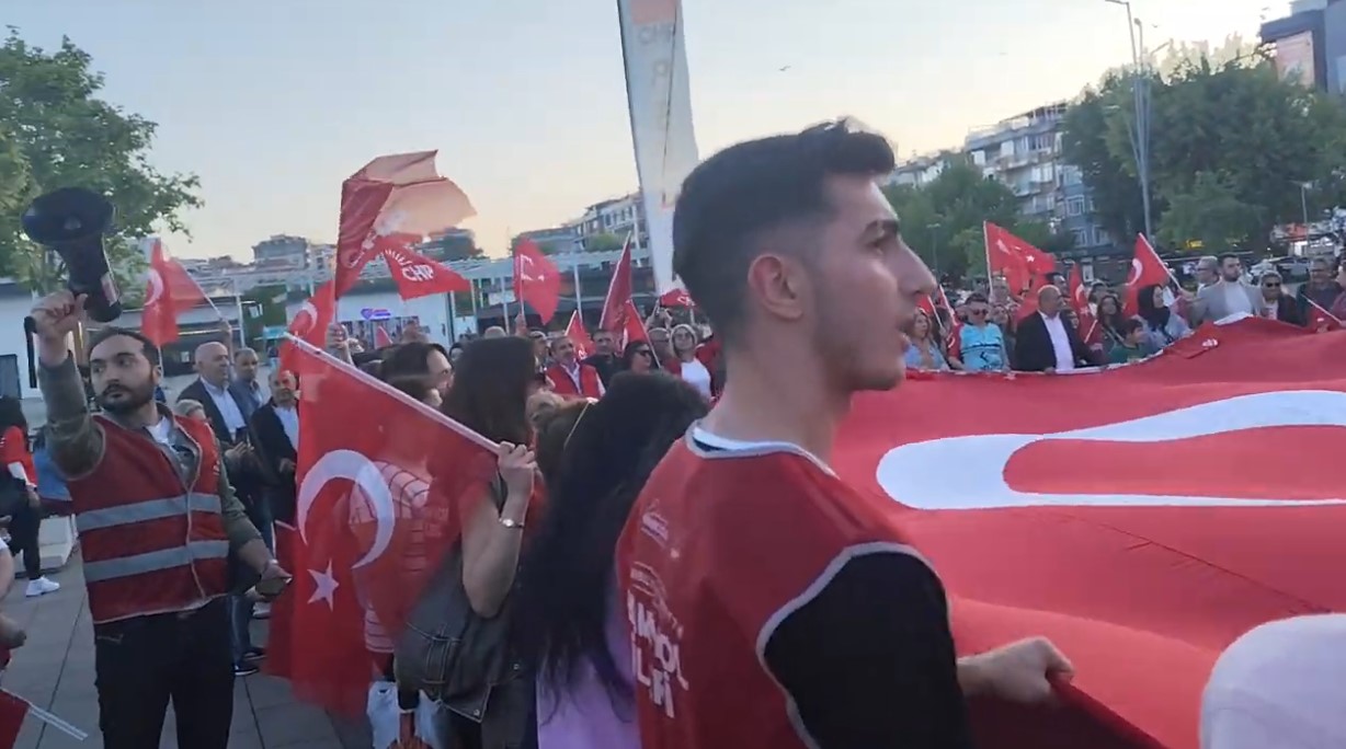 Pendik'de CHP'li gençlerden 19 Mayıs yürüyüşü 
