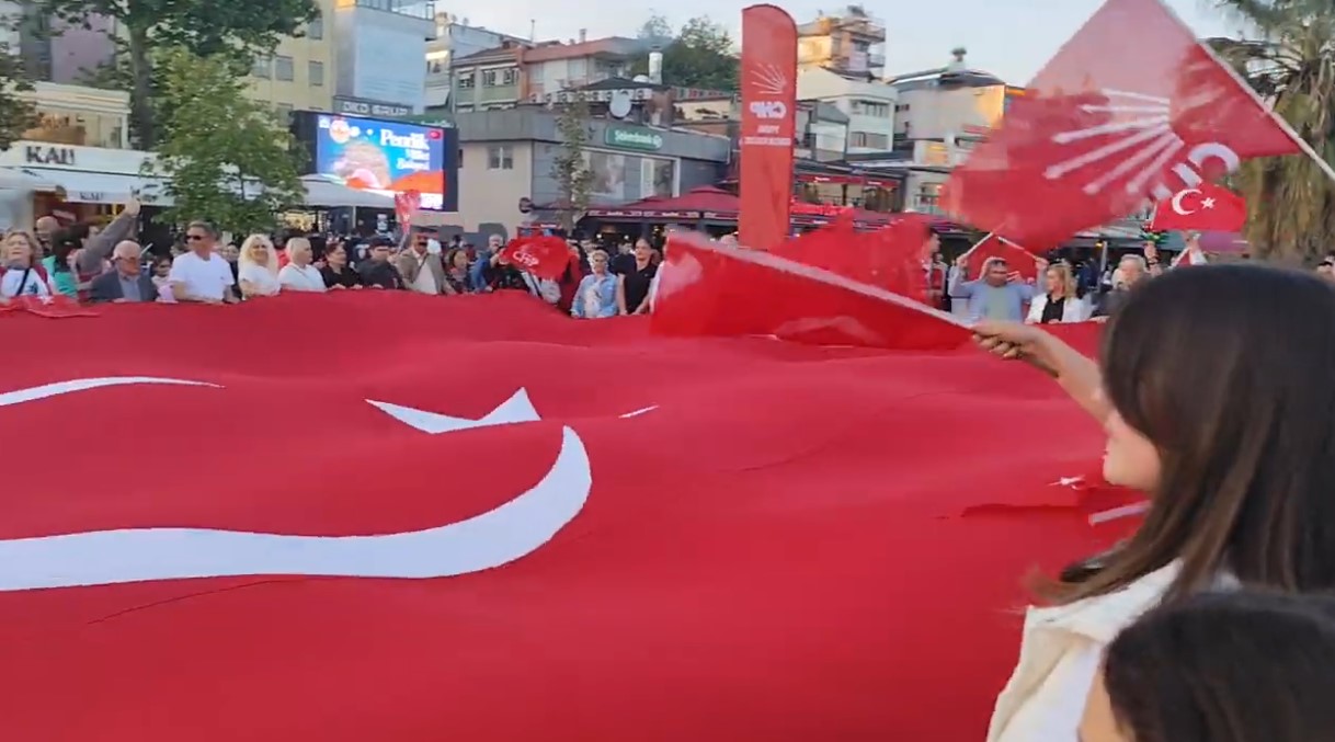 Pendik'de CHP'li gençlerden 19 Mayıs yürüyüşü 
