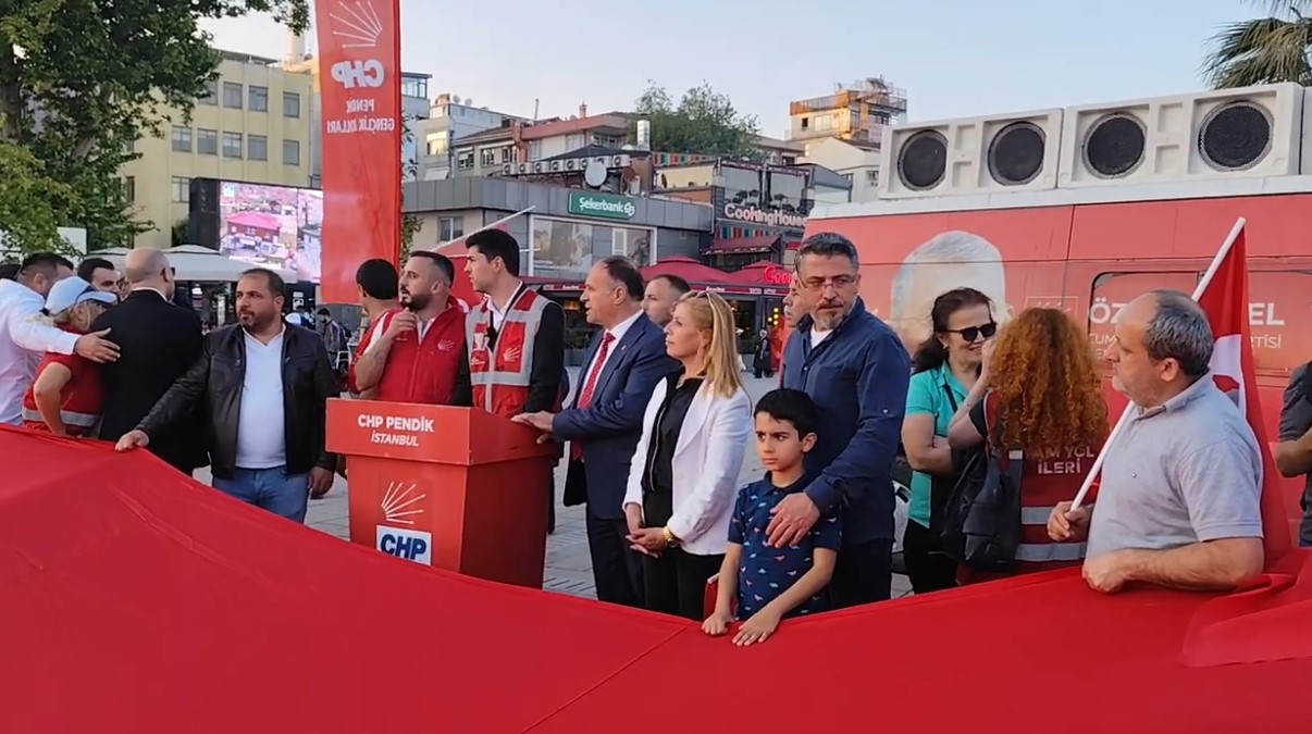Pendik'de CHP'li gençlerden 19 Mayıs yürüyüşü 