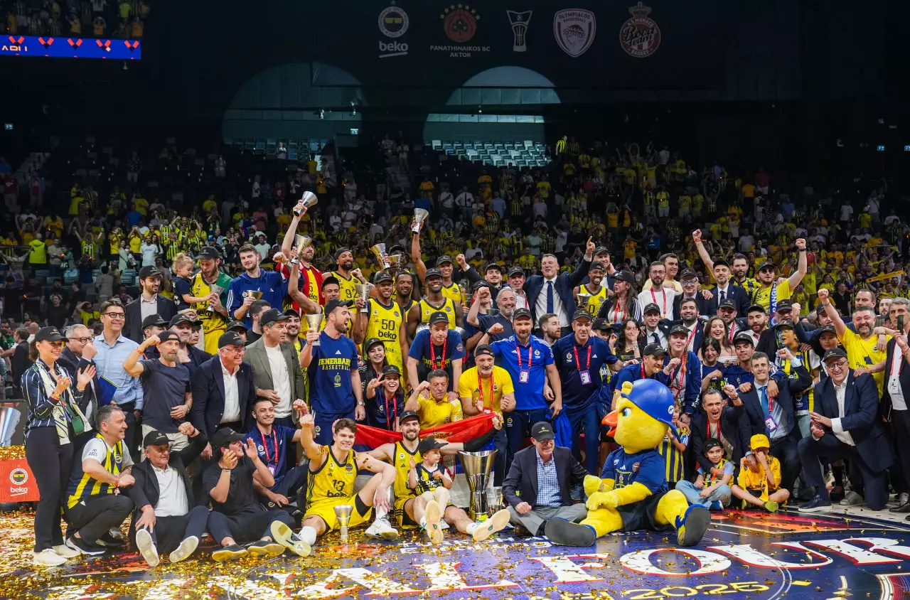 Fenerbahçe Beko, EuroLeague'de kupayı kucakladı!