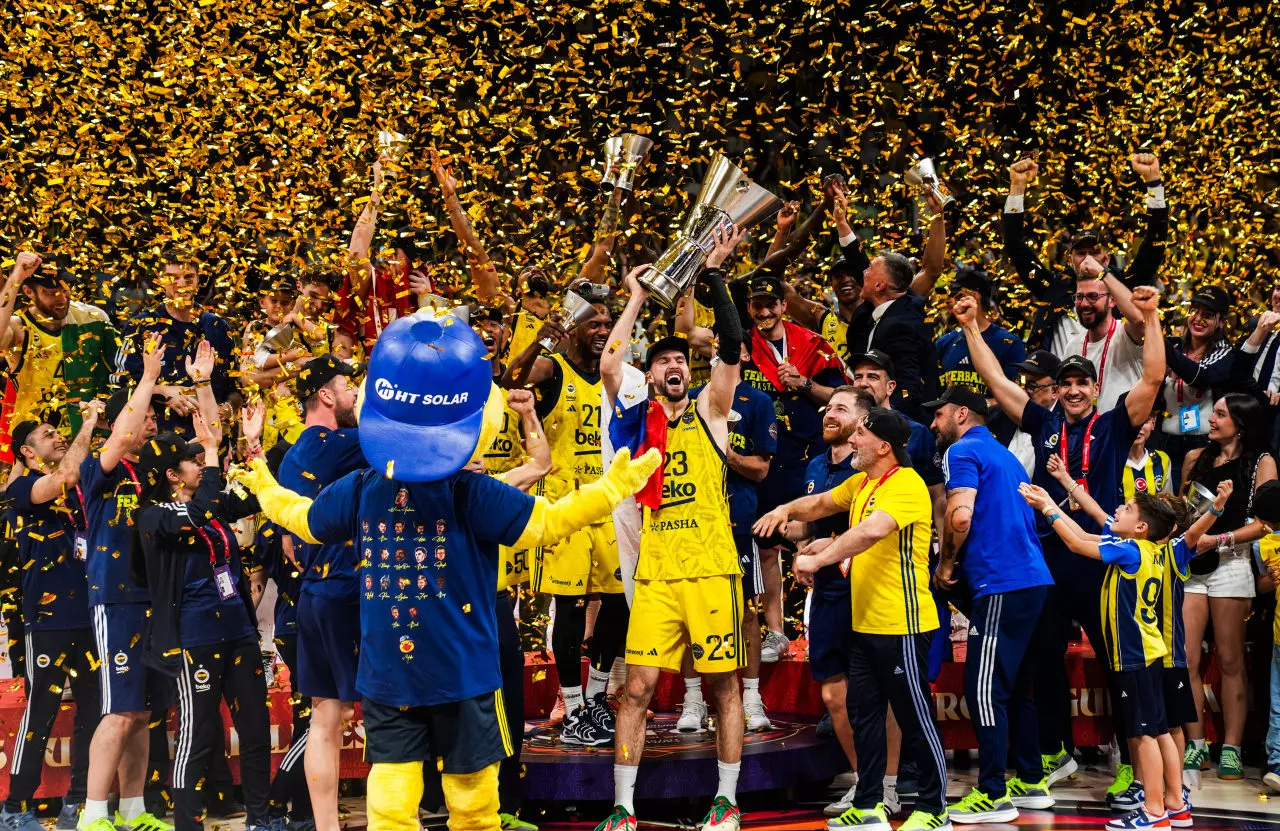 Fenerbahçe Beko, EuroLeague'de kupayı kucakladı!