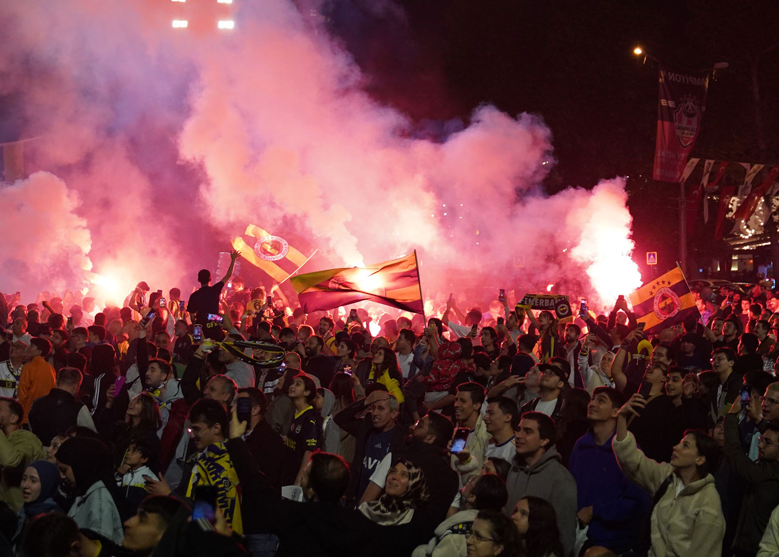 fenerbahce-sampiyonluk-mac-dev-ekranda-izlendi-3jpg.jpg
