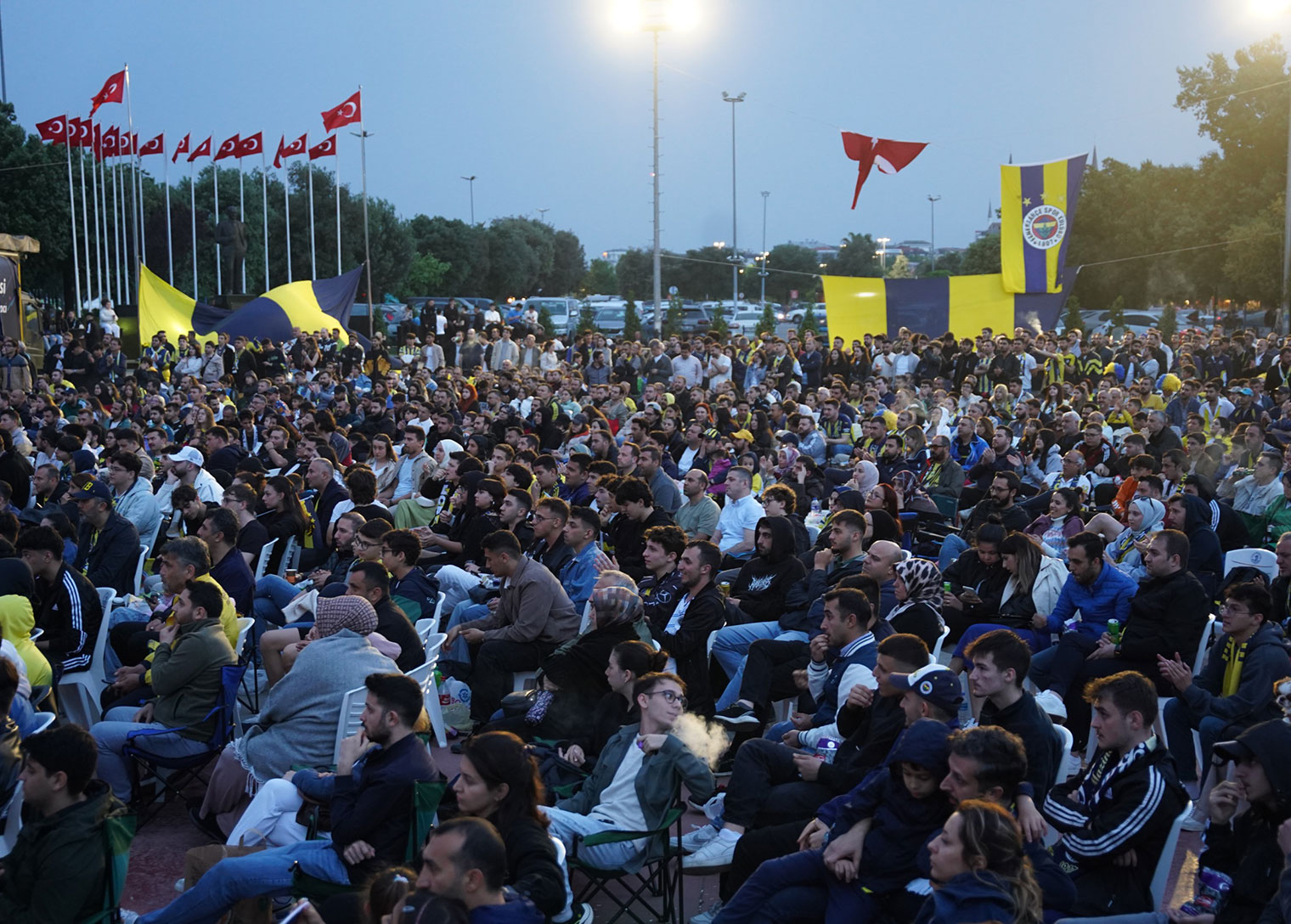 fenerbahce-sampiyonluk-mac-dev-ekranda-izlendi-4jpg.jpg