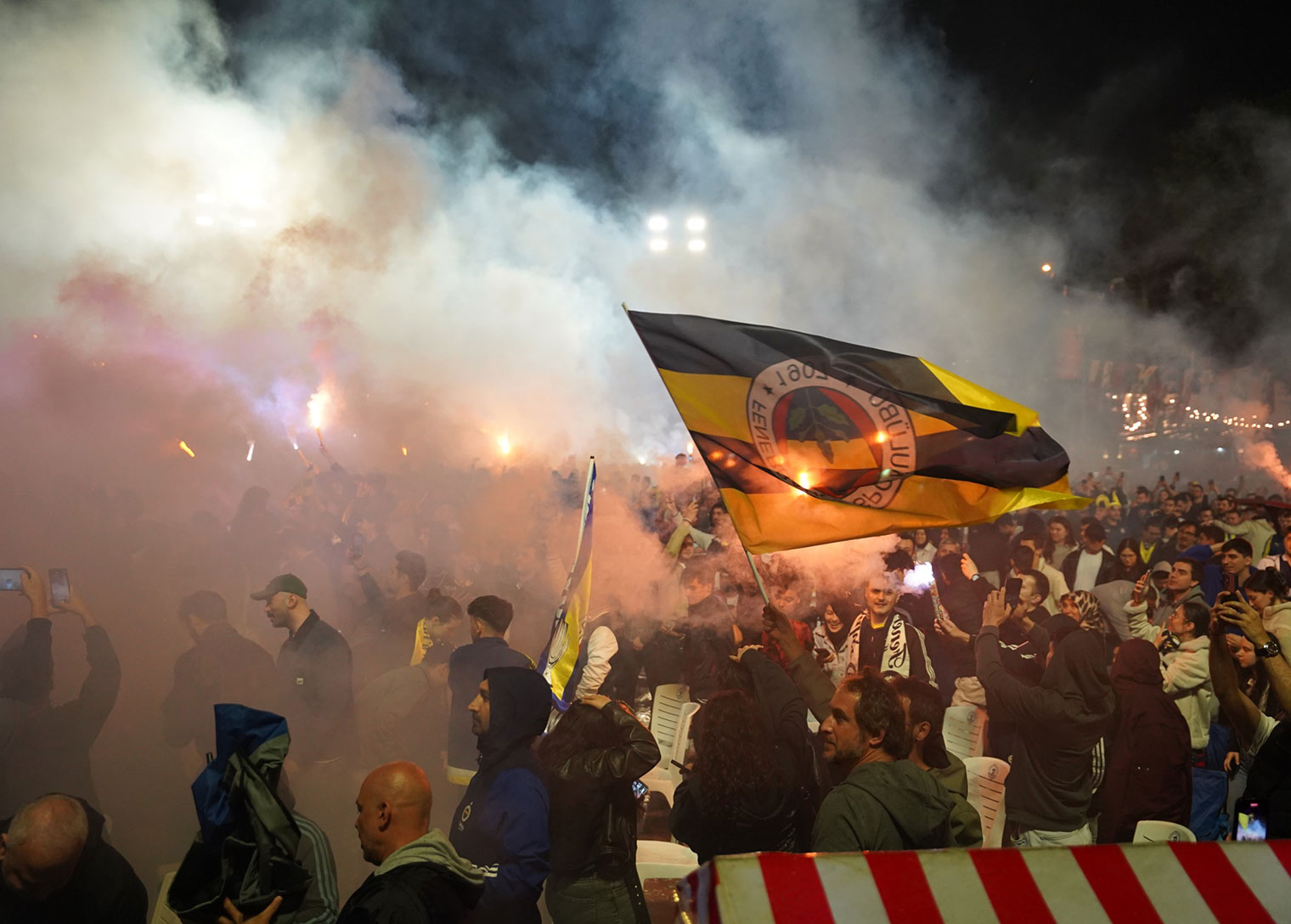 fenerbahce-sampiyonluk-mac-dev-ekranda-izlendi-7jpg.jpg