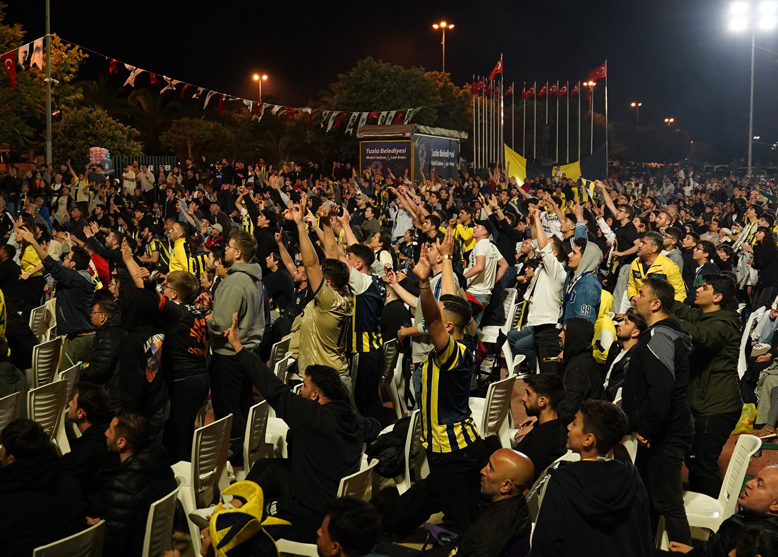 fenerbahce-sampiyonluk-mac-dev-ekranda-izlendi-8jpg.jpg