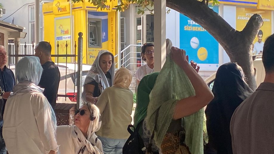 Ünlü şarkıcı acı haberle yıkıldı: Demet Akalın cenazede gözyaşlarını tutamadı