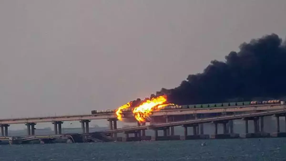 Ukrayna'dan Rusya'ya bir saldırı daha: Kırım Köprüsü'ne bomba yağdı!