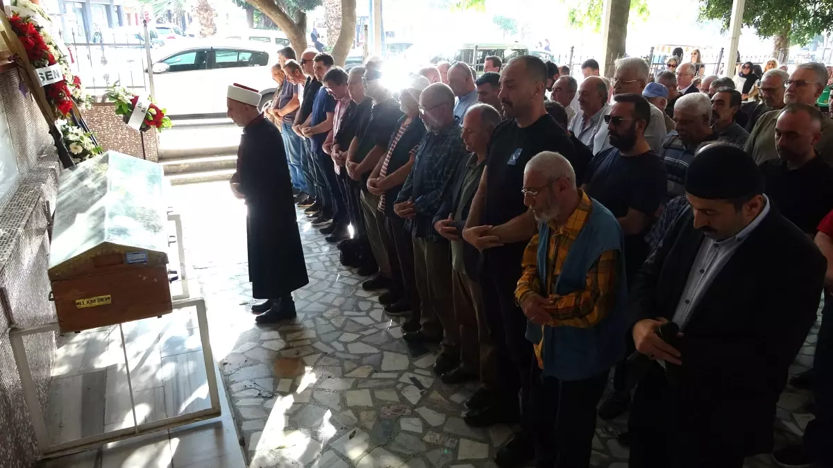 Ünlü şarkıcı acı haberle yıkıldı: Demet Akalın cenazede gözyaşlarını tutamadı