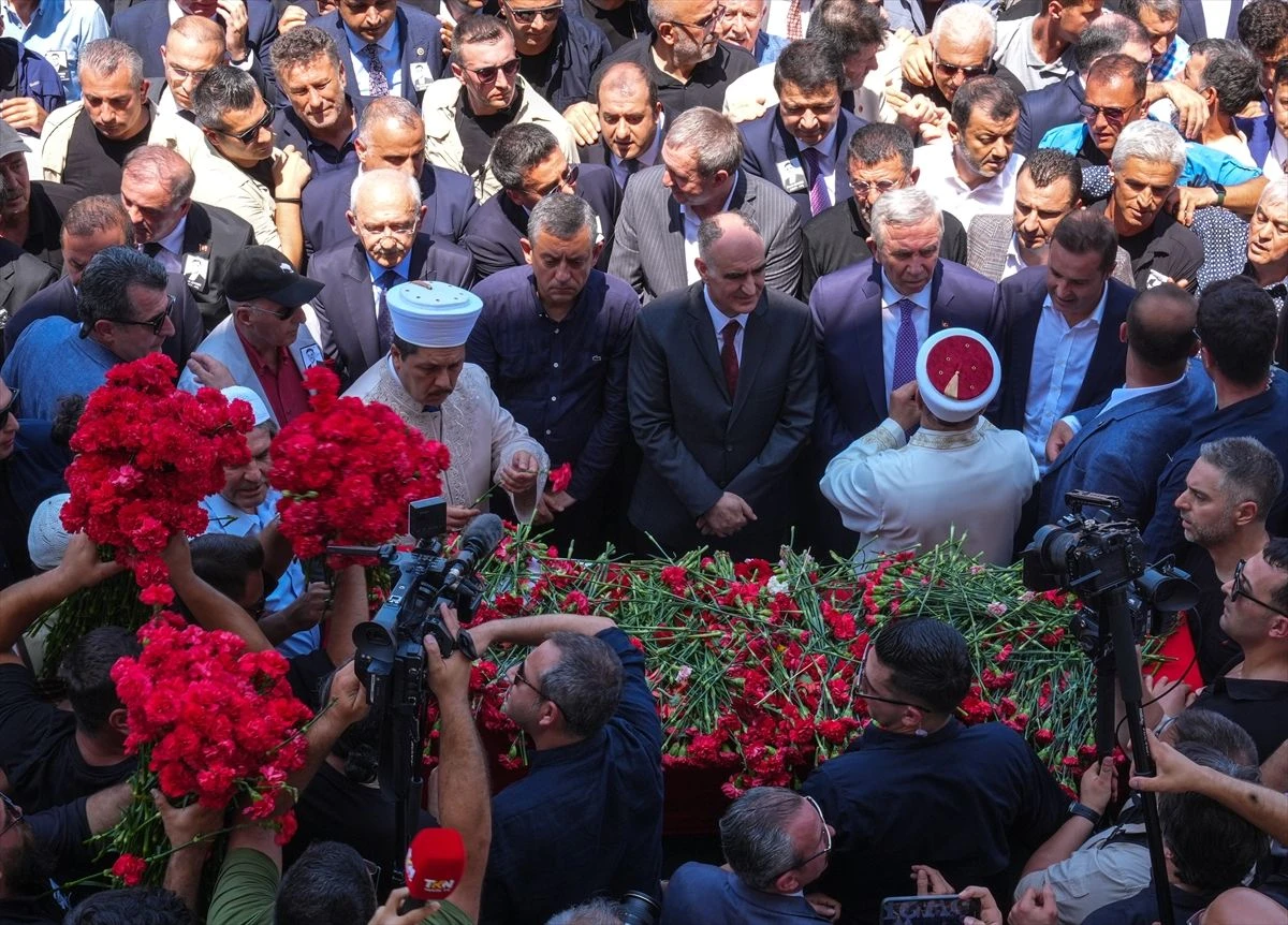 Cenaze töreninin önüne geçen olay görüntü! Yan yana gelen Kılıçdaroğlu ve Özel bir birlerinin yüzüne bile bakmadılar