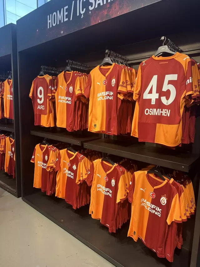 Galatasaray'ın bomba transferi forma tanıtımında ortaya çıktı!