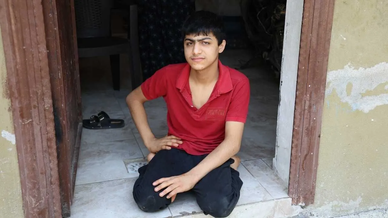 Vicdansızlığın böylesi: Enes'in tekerlekli sandalyesini çalarak, sokaklarda emeklemek zorunda bıraktılar!