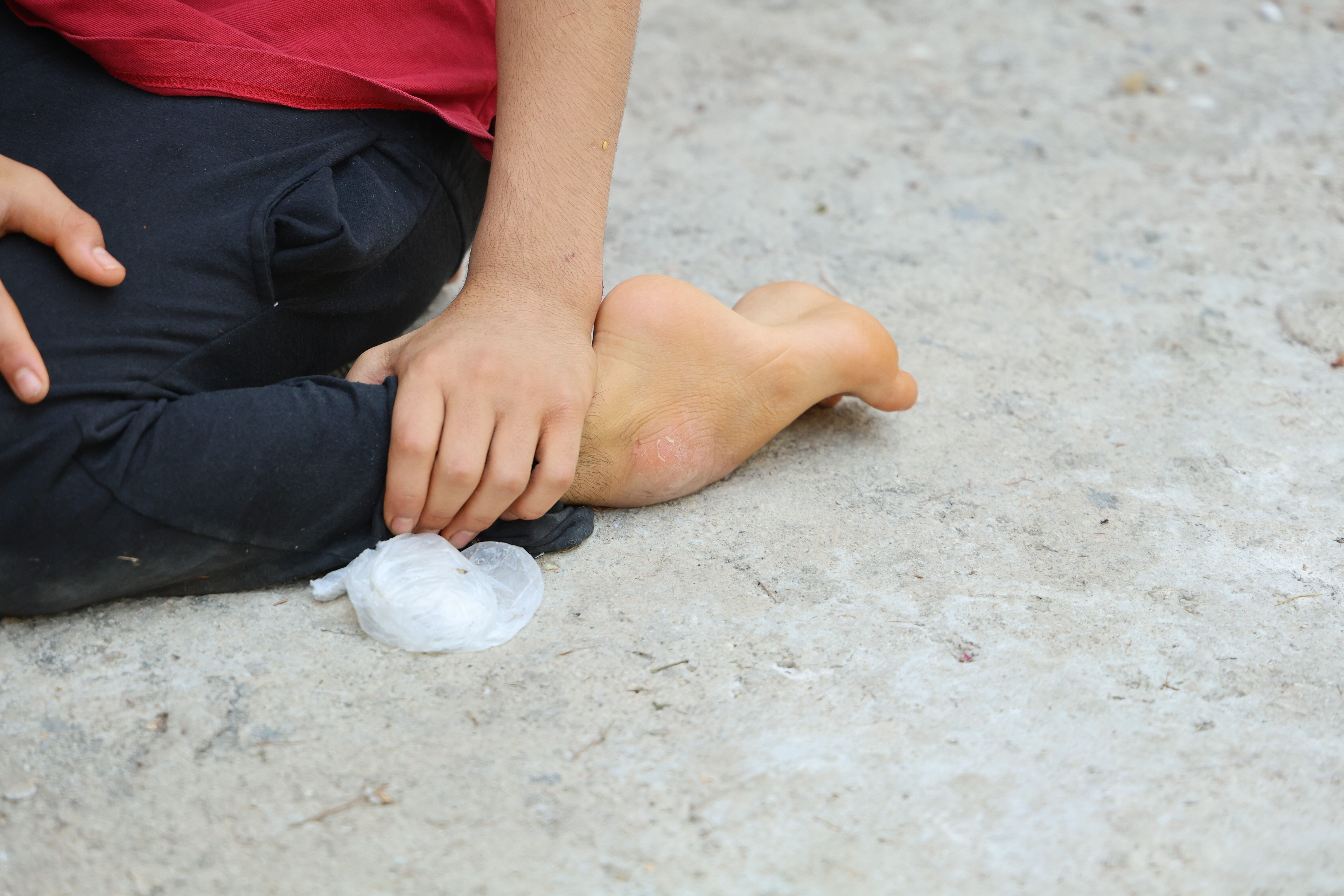 Vicdansızlığın böylesi: Enes'in tekerlekli sandalyesini çalarak, sokaklarda emeklemek zorunda bıraktılar!