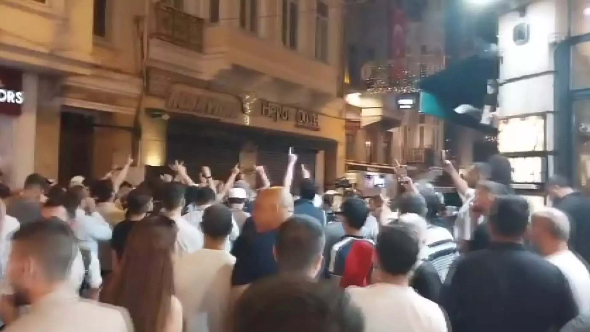 Leman Dergisi haddi aştı: Skandal karikatüre ve sorumlularına protesto sonrası gözaltı!