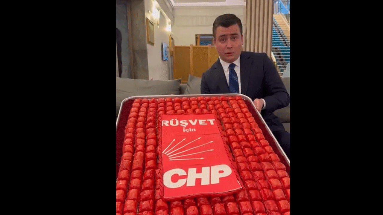 Osman Gökçek'ten CHP'li vekillere baklava ziyafeti: Elinde "Rüşvet için CHP" yazılı baklavayla meclise geldi!
