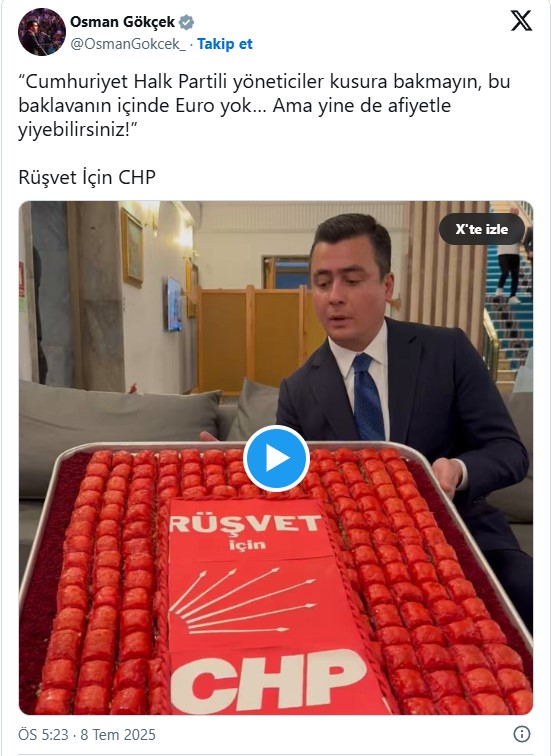 Osman Gökçek'ten CHP'li vekillere baklava ziyafeti: Elinde "Rüşvet için CHP" yazılı baklavayla meclise geldi!