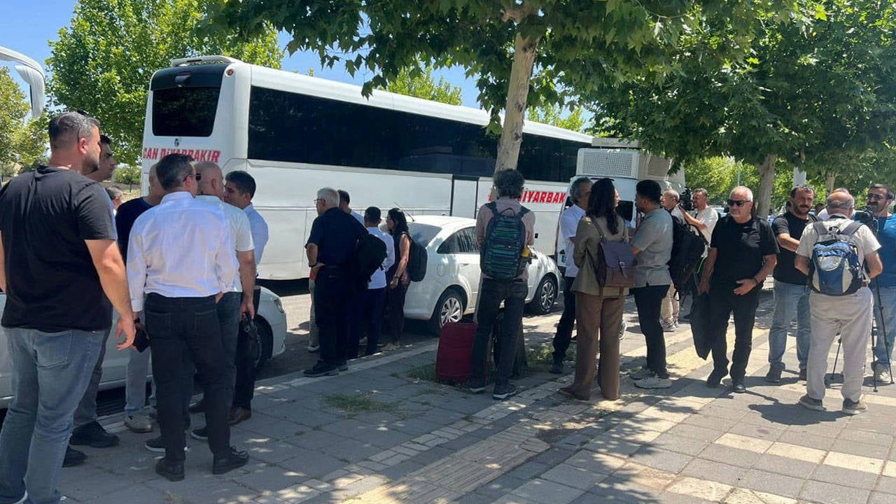Son dakika: Silah bırakma töreni için Diyarbakır'dan 4 otobüs yola çıktı