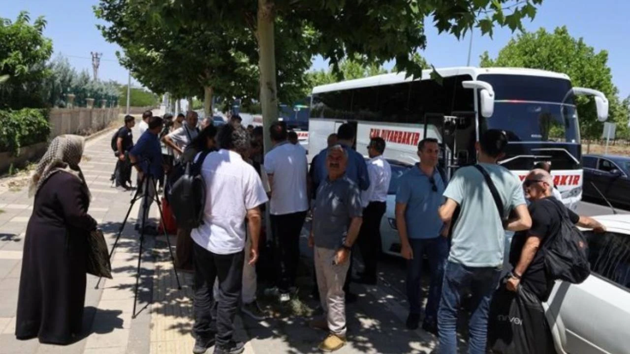 Son dakika: Silah bırakma töreni için Diyarbakır'dan 4 otobüs yola çıktı