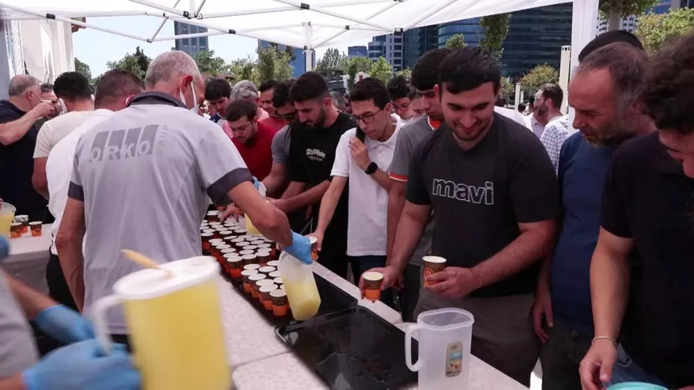 Camii çeşmesinden akan limonata Cuma namazından çıkan cemaati serinletti