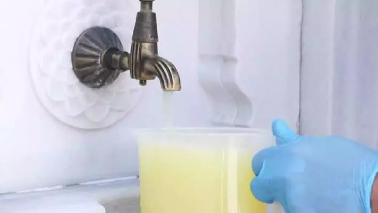 Camii çeşmesinden akan limonata Cuma namazından çıkan cemaati serinletti