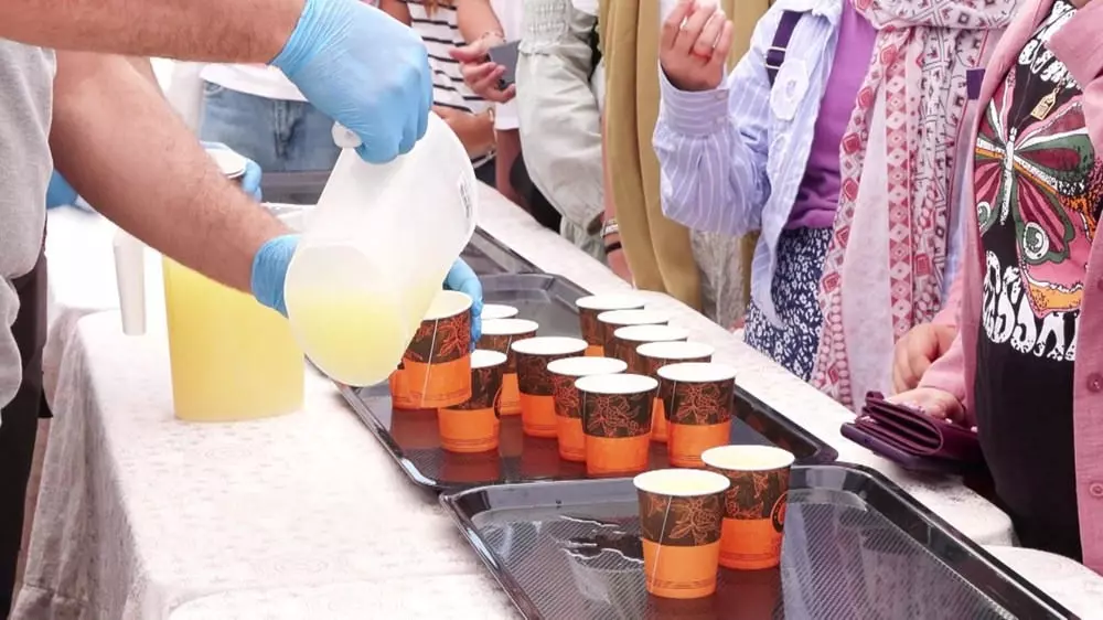 Camii çeşmesinden akan limonata Cuma namazından çıkan cemaati serinletti