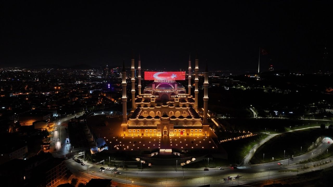 15 Temmuz'un yıldönümünde tek yürek olundu: Tüm camilerden sela sesleri yükseldi