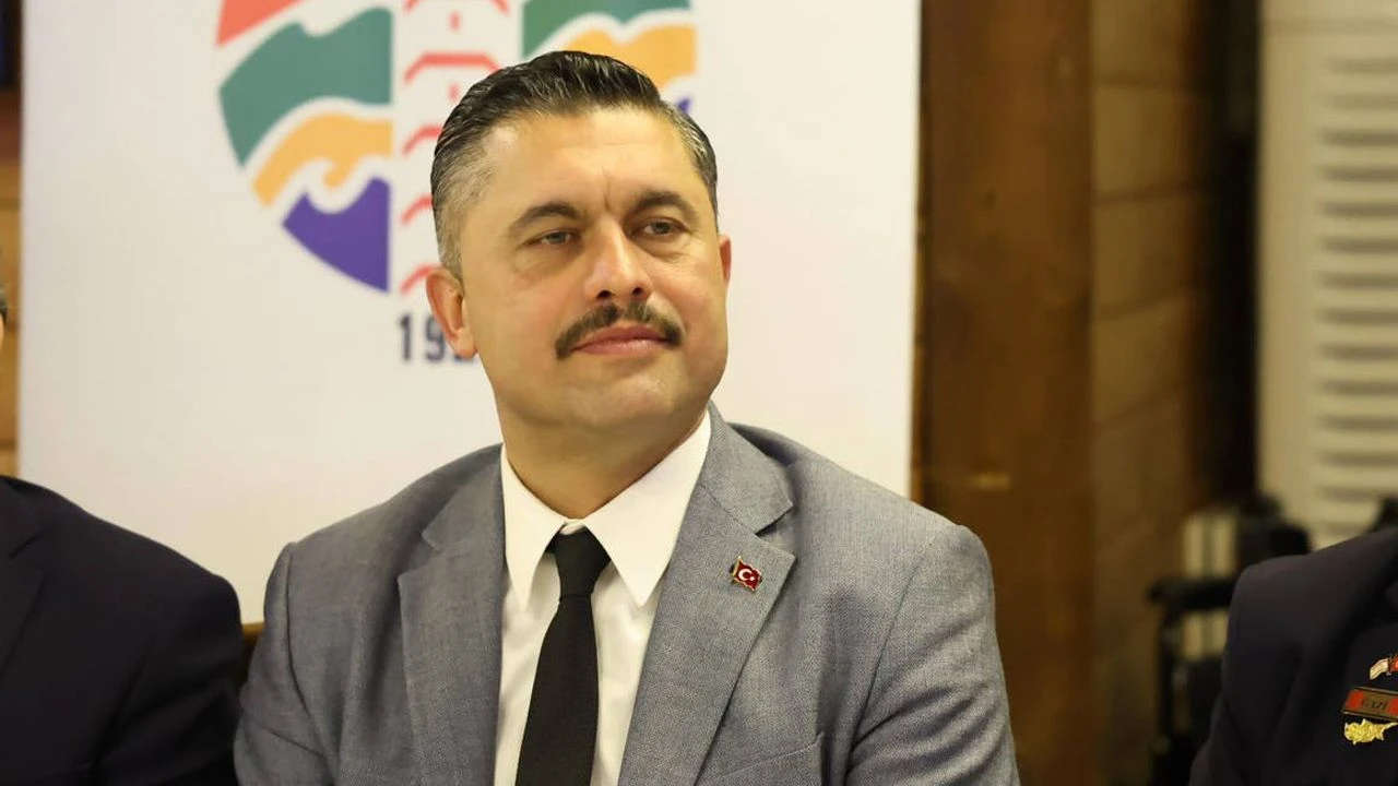 Şile'de Sacit Terzi belediye başkanvekili seçildi: Seçimde gerginlik, ayakkabısını eline alıp kürsüye fırlatmaya çalıştı!