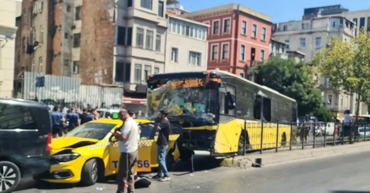 İstanbul Beyoğlu’nda hareketli saatler: Freni patlayan otobüs önündeki 9 aracı biçti geçti!