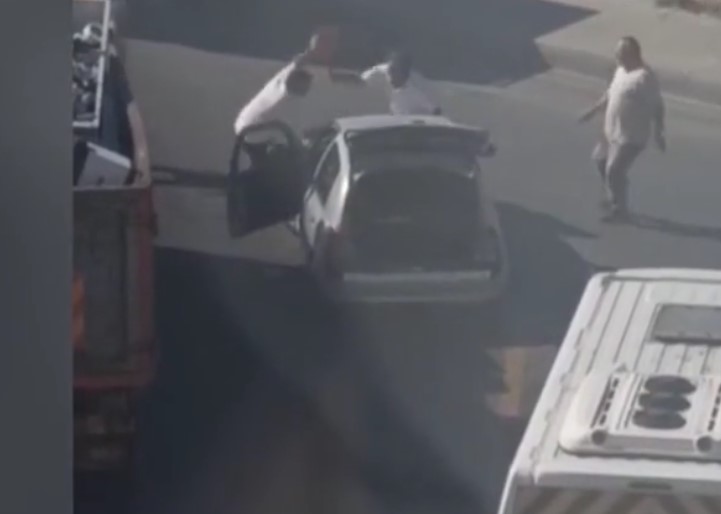 Trafikte keserli saldırı: Yol verme kavgası kameraya böyle yansıdı!