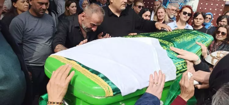 Eceliyle boğuştuğu anlar ortaya çıktı: Katledilmekten böyle kaçmaya çalışsada, satırın sapı kırılıncaya kadar vurmuş!